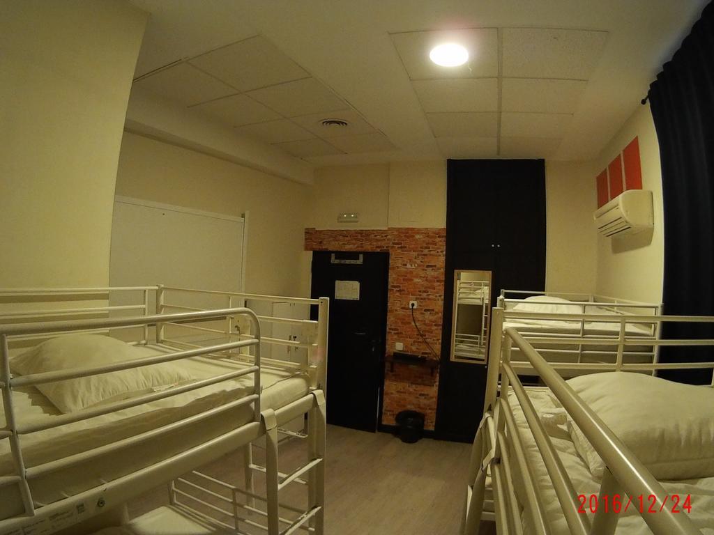 Hostels Meetingpoint Мадрид Екстериор снимка
