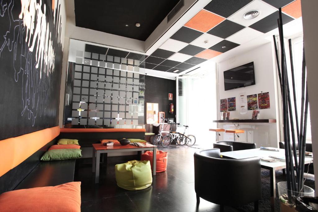 Hostels Meetingpoint Мадрид Екстериор снимка