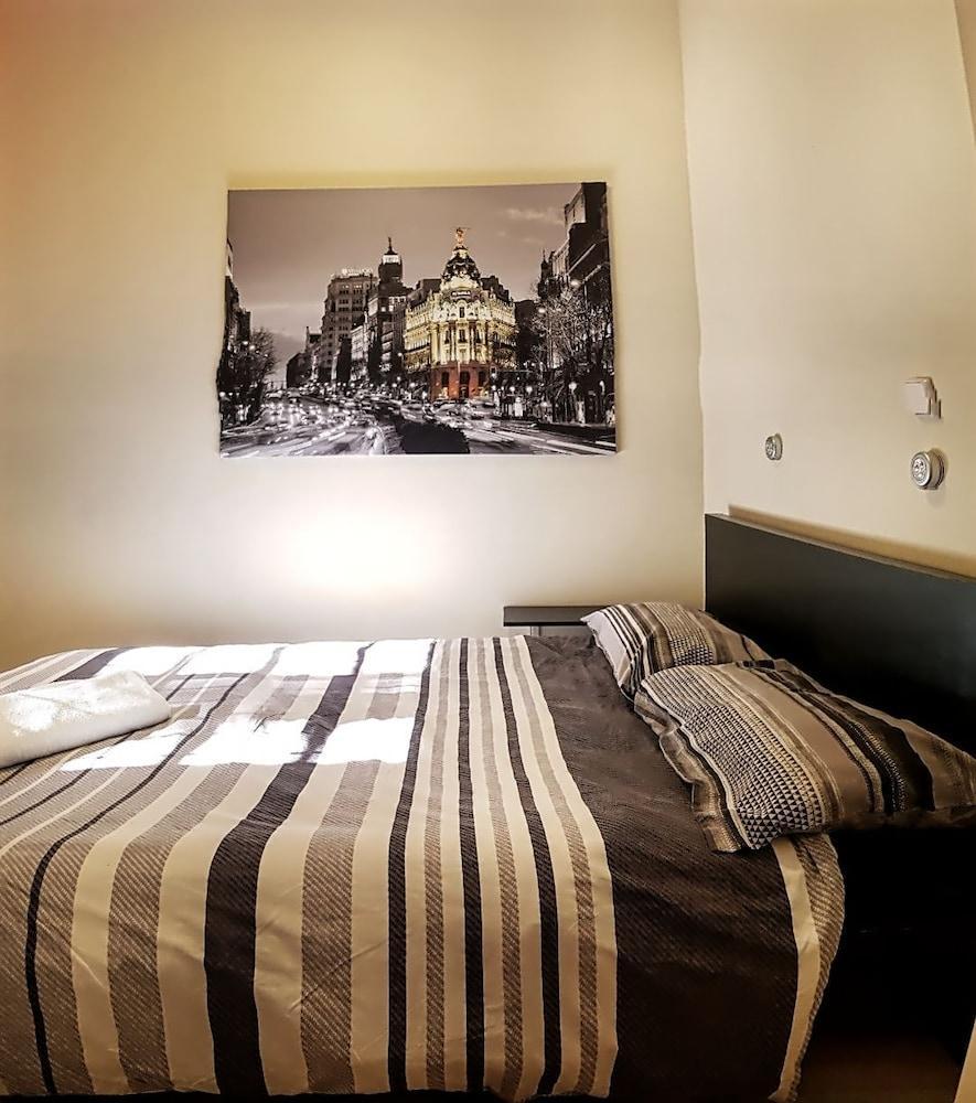 Hostels Meetingpoint Мадрид Екстериор снимка