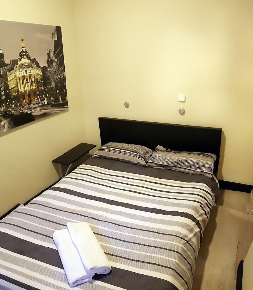 Hostels Meetingpoint Мадрид Екстериор снимка